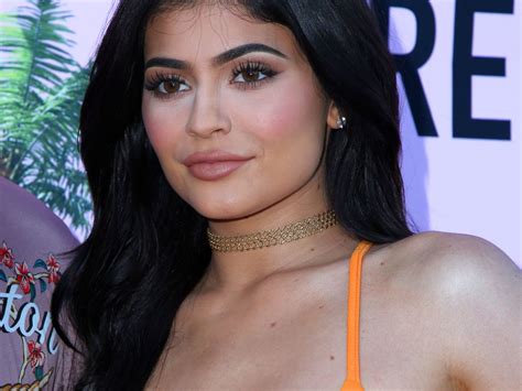 Kylie Jenner Lance Une énorme Collection De Maquillage Pou Closer