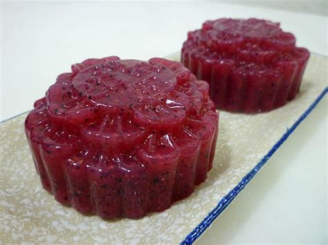 I don't know how to bake a moon cake nor snow skin moon cake. baker@home: Dragon Fruit Jelly Mooncake 火龙果燕菜月饼
