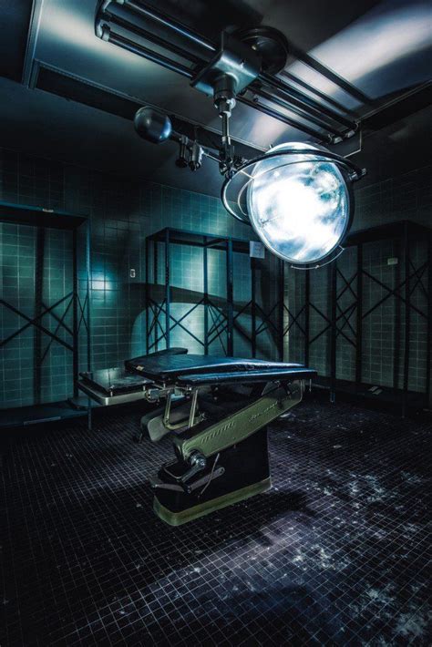 Cuarto De Cirugía En Hospital Abandonado California Bar Retro