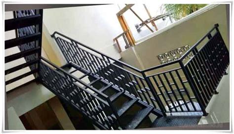 Model railing tangga kaca dan open partition pada tangga di sebuah mews house london's knightsbridge neighborhood didisain oleh elips design. Contoh Pagar Tangga Minimalis Terbaru