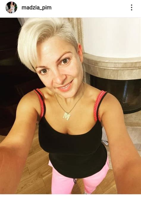 Wokalistka zespołu piękni i młodzi opublikowała na instagramie fotografię, na której prezentuje się w naturalnym wydaniu, rezygnując z makijażu. Jak mieszka królowa Disco Polo? Magda Narożna pochwaliła ...