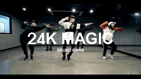 Bruno mars looks even more into funk and soul to make the 24k magic a huge hit. 24K MAGIC - BRUNO MARS / CHOREOGRAPHY - HAKBONG SONG - YouTube