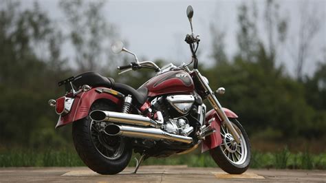 Hyosung has given telescopic suspension setup at the front of the bike with the hydraulic double shock absorber forms the rear suspension. Hyosung ST7 2013 STD Compare Bike Photos - Overdrive