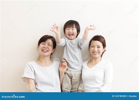 Familia Japonesa De Tres Generaciones Imagen De Archivo Imagen De