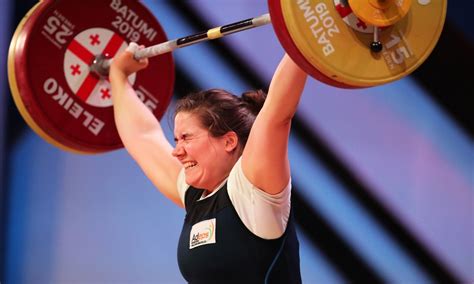 Hubbard, 39, opened by claiming silver with a lift of 124kg in the snatch in the +90kg class at the. Polémica por la participación de la pesista transgénero ...