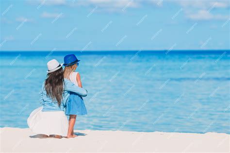 Hermosa Madre E Hija En La Playa Caribeña Foto Premium