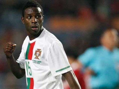 Se és portista,deixa ai o teu like na página!! EURO 2012: Um balão de oxigénio chamado VARELA