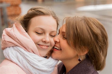 Madre Madura Abraza Y Besa A Su Hija Adulta En La Frente Foto Premium