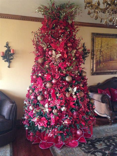 Velg blant mange lignende scener. Christmas tree red and gold... I want to have mom decorate ...