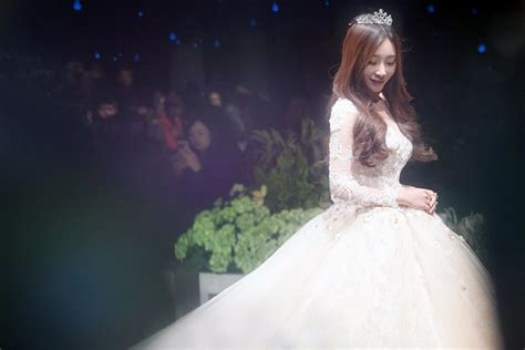 Search for text in self post contents. 柳岩穿50斤巨型婚纱走秀 大方回应整容 - 明星网