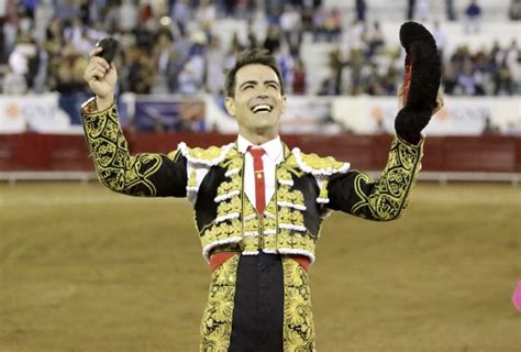 Resultó herido por su primero, al que despachó oliva soto de en la enfermería fue intervenido macías de cornada en tercio superior, cara externa de pierna derecha de 25 cms, que. Triunfa Arturo Macías en León | Plan de Vuelo MX