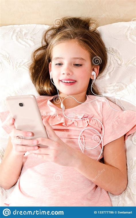 Leuk Meisje Die Op Het Bed Liggen En Aan Muziek Luisteren Die S