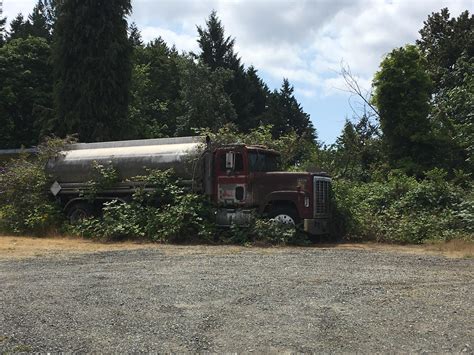 Abandoned semi-truck - Gig Harbor, WA : r/AbandonedPorn