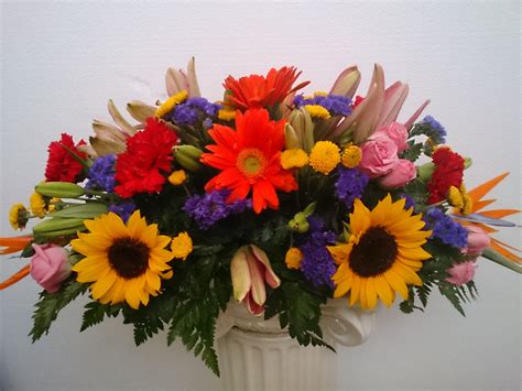 Las flores siempre van a darle un toque fresco, tierno y hasta romántico a nuestra decoración, aunque no. Pin en ARREGLOS FLORALES