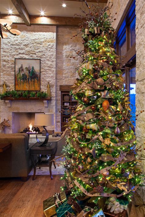 Christmas wreaths, no matter outside or inside you hang them, create a special atmosphere. 15 Classy Christmas Tree Decorating Ideas