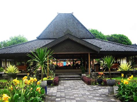 Desain fasad rumah kecil tipe 27. 11++ Rumah Adat Jawa Timur - Aneka Jenis Joglo & Limasan ...