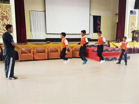 Setiap murid dikehendaki melibatkan diri secara aktif dengan menyertai aktiviti sukan sekolah sepanjang tahun. Program 1 Murid 1 Sukan Siri 1 - Persekutuan Lompat Tali ...