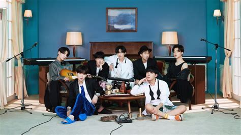The series showcases musicians playing acoustic versions of their tracks. MTV Unplugged komt met concert BTS - Entertainment Business