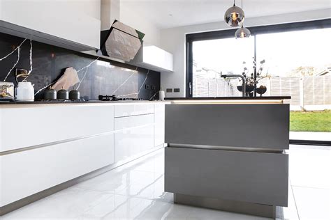 Modern Handless Kitchen Design In High Gloss Light Grey And Metal