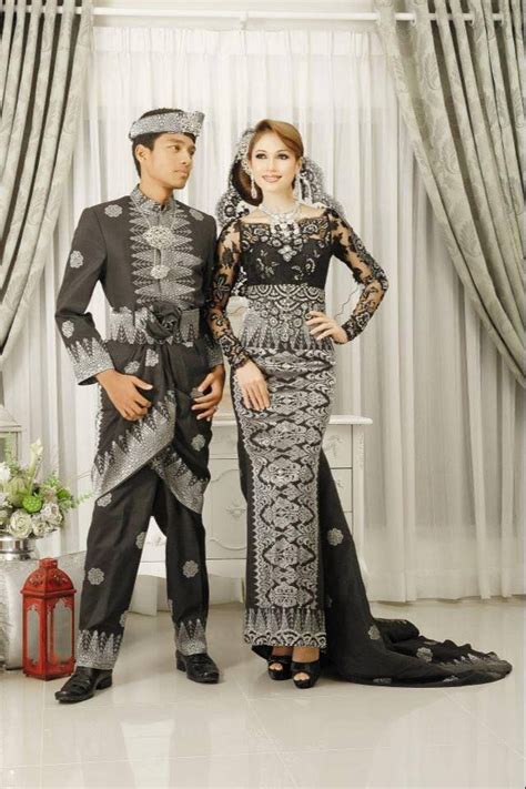 Baju pengantin songket ini biasanya digabungkan dengan aksesori klasik seperti dokoh tembaga, pending dan cucuk sanggul yang pastinya nampak cun. black songket | Baju pengantin, Baju anak, Gaun