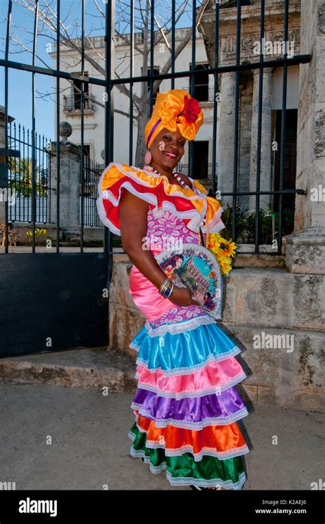 La Mujer Cubana En La Vestimenta Tradicional En Las Calles De La Habana