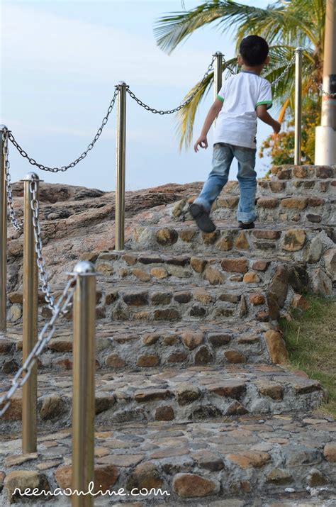 It is also just 5 minutes drive to nice seafood and steamboat restaurants, famous batu pahat tua pek gong temple and the lovers' bridge. Reena's Online: Pantai Minyak Beku dan Perigi Batu Pahat