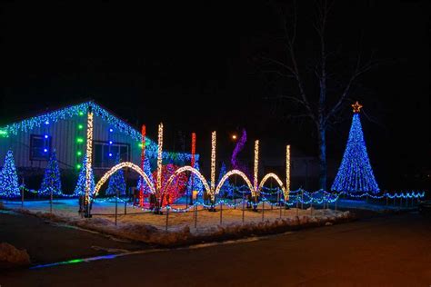 10 Not To Miss Homes With Christmas Lights Synchronized To Music