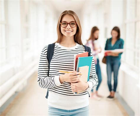 Agrément, politesse dans les manières. La galanterie n'est jamais féminine