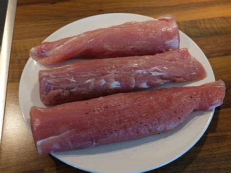 Gepökeltes und geräuchertes Schweinefilet mit Kartoffel-spalten und