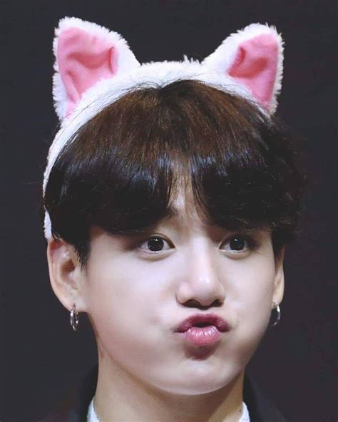 Bukan rahasia umum kalau para anggota bts ini punya visual yang good looking. Our little bunny #jungkook #bts #army | Selebritas, Foto lucu, Orang lucu