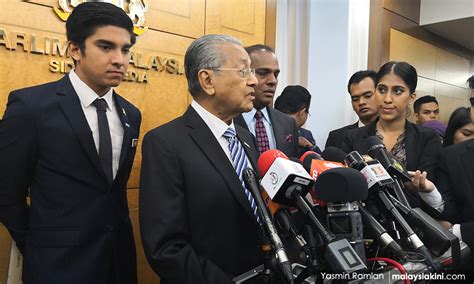 Perkara 6 perlembagaan persekutuan malaysia, memperuntukkan bahawa tidak seorang pun boleh ditahan sebab abdi dan kerja paksa.2 segala jenis walaubagaimanapun pengecualian terdapat dalam perkara 153 yang memperuntukan layanan istimewa bagi orang melayu dan kaum bumiputera. K'jaan bentang pindaan perlembagaan baru esok