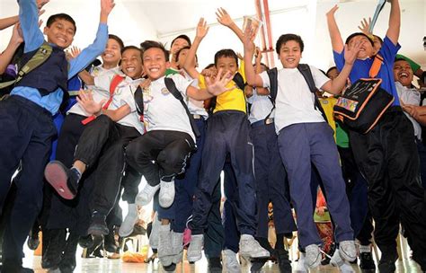 .memulakan sesi baharu persekolahan 2020.semalam, lebih 130,000 murid tahun satu dari empat negeri iaitu kelantan, kedah, johor, dan terengganu memulakan sesi persekolahan mereka. Apa Cerita Sesi Persekolahan 2020? | SYOK