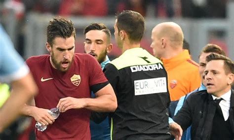 Kevin strootman hits the deck after feeling shirt pulled by danilo cataldicredit: Roma, Baldissoni: 'Ricorso per la squalifica di Strootman, non simula' | Serie A | Calciomercato.com