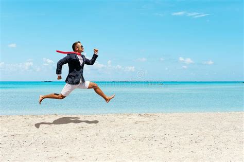 Feliz Empresario Huyendo De La Oficina En La Playa Concepto De