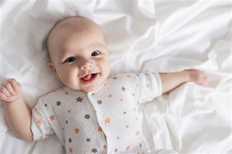 Retrato De Un Lindo Bebé Recién Nacido Sonriente Acostado De Espaldas