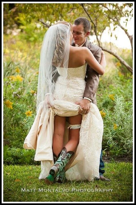 That S A Good Pic For Just The Husband And Wife To Share Wedding Poses Wedding Photos Sexy Wife