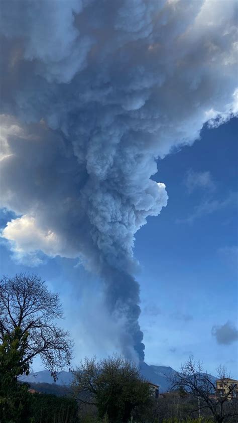 Etna Volcano Update Impressive Eruption Column With Circular Umbrella