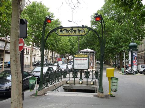 Paris Métropolitain Entrée De La Station Philippe Auguste Ligne 2