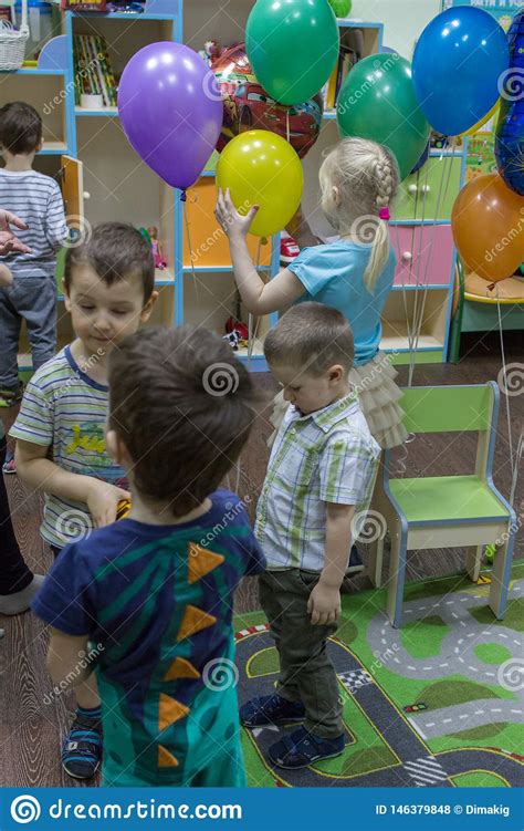 Disappointed, he turned to go home. Kinder, Die Nach Hause Gehen Kinder In Der Schule Alles ...