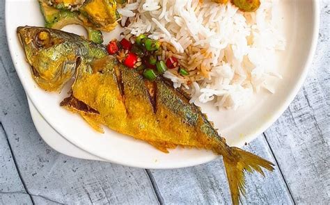Bahkan ada juga yang menggunakan ikan dencis , ikan lele serta ikan tuna putih. Kakap Ekor Kuning Goreng / Gurame Acar Kuning Resep Dari ...