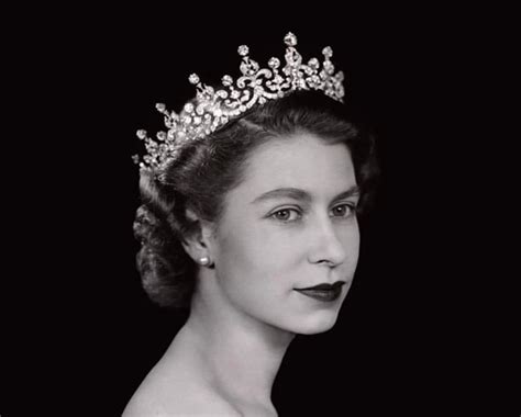 Buckingham Palace Releases Final Portrait Of Queen Elizabeth Ii Glazia
