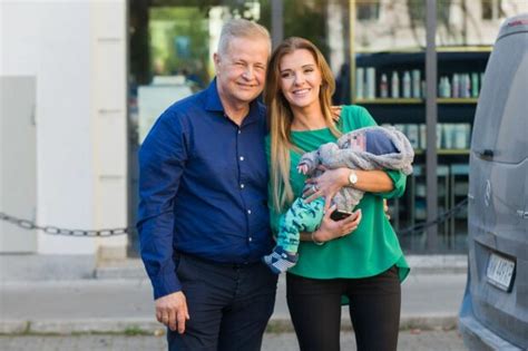 Rozpętała się mała afera, a on się. Coraz więcej mężczyzn późno decyduje się na dzieci. Karol ...