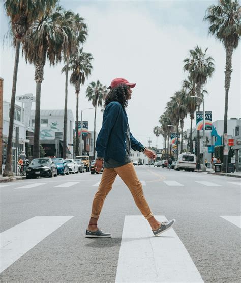 Walking In The City Pictures Download Free Images On Unsplash