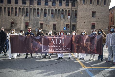 For financial reporting, their fiscal. I lavoratori dello spettacolo in piazza contro il Dpcm - la Repubblica