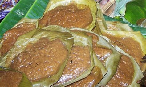 Yang lebih spesial lagi, kita bisa ajak si kecil untuk membuat resep apem gula merah panggang yang manis dan empuk ini. 10 Makanan Khas Pemalang; Lontong Dekem Grombyang, Sate ...