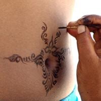 Doch sind henna tattoos wirklich harmlos? Henna-Tattoos sind gefährlich - Gesundheitsspiegel | Das ...