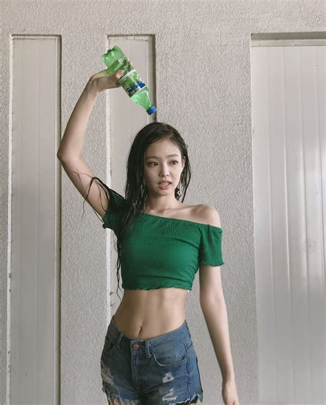 15 Images That Prove Blackpinks Jennie Has The Sexiest Shoulders In K