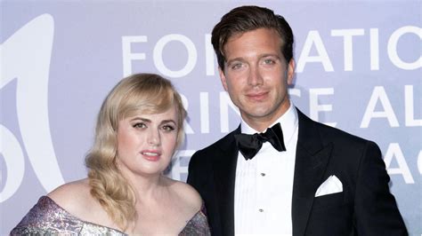 Die beiden lernten sich bereits 2019 über einen gemeinsamen freund kennen und lieben. Rebel Wilson zeigt ihre neue Figur und ihren neuen Freund ...
