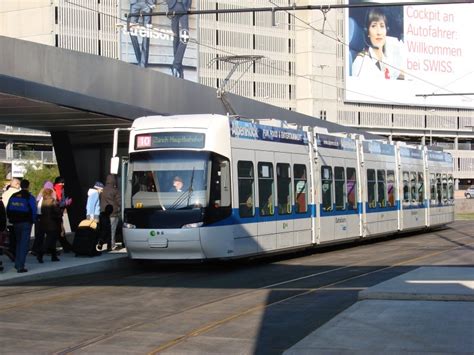 Pro jahr werden hier über 27 millionen passagiere in die ganze welt befördert. Ein Cobra Tram der Glattalbahn wartet am 26.12.2008 beim ...