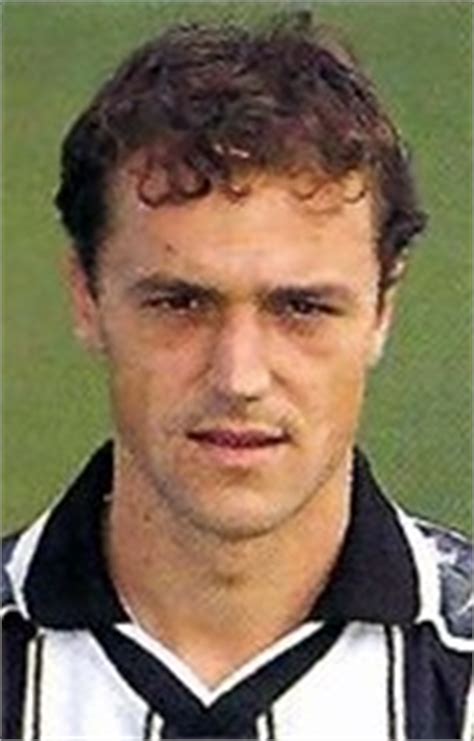 Luis helguera bujía (born 9 june 1976) is a spanish retired footballer who played as a midfielder. Luis Helguera, Luis Helguera Bujía - Futbolista